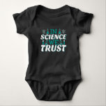 In Science We Trust引用文-先生 ベビーボディスーツ<br><div class="desc">科学では我々は引用文を信頼。キュート芸術的でおもしろい、宗教的なツイストの科学引用文。アートは男性または女性の科学先生のための顕微鏡とフラスコ実験装置を持っている。>科学先生評価、化学、生物学または物理ギーク、または科学者おたくの子供のために使用。>カスタマイズ！名前をカスタムする、写真、または文字の追加</div>