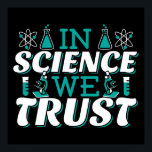 In Science We Trust引用文-先生 ポスター<br><div class="desc">科学では我々は引用文を信頼。キュート芸術的でおもしろい、宗教的なツイストの科学引用文。アートは男性または女性の科学先生のための顕微鏡とフラスコ実験装置を持っている。>科学先生評価、化学、生物学または物理ギーク、または科学者おたくの子供のために使用。>カスタマイズ！名前をカスタムする、写真、または文字の追加</div>