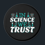 In Science We Trust引用文-先生 マグネット<br><div class="desc">科学では我々は引用文を信頼。キュート芸術的でおもしろい、宗教的なツイストの科学引用文。アートは男性または女性の科学先生のための顕微鏡とフラスコ実験装置を持っている。>科学先生評価、化学、生物学または物理ギーク、または科学者おたくの子供のために使用。>カスタマイズ！名前をカスタムする、写真、または文字の追加</div>