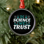 In Science We Trust引用文-先生 メタルオーナメント<br><div class="desc">科学では我々は引用文を信頼。キュート芸術的でおもしろい、宗教的なツイストの科学引用文。アートは男性または女性の科学先生のための顕微鏡とフラスコ実験装置を持っている。>科学先生評価、化学、生物学または物理ギーク、または科学者おたくの子供のために使用。>カスタマイズ！名前をカスタムする、写真、または文字の追加</div>