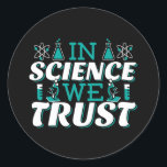 In Science We Trust引用文-先生 ラウンドシール<br><div class="desc">科学では我々は引用文を信頼。キュート芸術的でおもしろい、宗教的なツイストの科学引用文。アートは男性または女性の科学先生のための顕微鏡とフラスコ実験装置を持っている。>科学先生評価、化学、生物学または物理ギーク、または科学者おたくの子供のために使用。>カスタマイズ！名前をカスタムする、写真、または文字の追加</div>