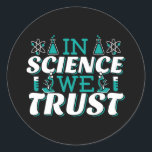 In Science We Trust引用文-先生 ラウンドシール<br><div class="desc">科学では我々は引用文を信頼。キュート芸術的でおもしろい、宗教的なツイストの科学引用文。アートは男性または女性の科学先生のための顕微鏡とフラスコ実験装置を持っている。>科学先生評価、化学、生物学または物理ギーク、または科学者おたくの子供のために使用。>カスタマイズ！名前をカスタムする、写真、または文字の追加</div>