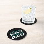 In Science We Trust引用文-先生 ラウンドペーパーコースター<br><div class="desc">科学では我々は引用文を信頼。キュート芸術的でおもしろい、宗教的なツイストの科学引用文。アートは男性または女性の科学先生のための顕微鏡とフラスコ実験装置を持っている。>科学先生評価、化学、生物学または物理ギーク、または科学者おたくの子供のために使用。>カスタマイズ！名前をカスタムする、写真、または文字の追加</div>
