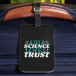 In Science We Trust引用文-先生 ラゲッジタグ<br><div class="desc">科学では我々は引用文を信頼。キュート芸術的でおもしろい、宗教的なツイストの科学引用文。アートは男性または女性の科学先生のための顕微鏡とフラスコ実験装置を持っている。>科学先生評価、化学、生物学または物理ギーク、または科学者おたくの子供のために使用。>カスタマイズ！名前をカスタムする、写真、または文字の追加</div>