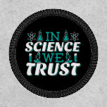 In Science We Trust引用文-先生 ワッペン<br><div class="desc">科学では我々は引用文を信頼。キュート芸術的でおもしろい、宗教的なツイストの科学引用文。アートは男性または女性の科学先生のための顕微鏡とフラスコ実験装置を持っている。>科学先生評価、化学、生物学または物理ギーク、または科学者おたくの子供のために使用。>カスタマイズ！名前をカスタムする、写真、または文字の追加</div>