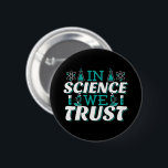 In Science We Trust引用文-先生 缶バッジ<br><div class="desc">科学では我々は引用文を信頼。キュート芸術的でおもしろい、宗教的なツイストの科学引用文。アートは男性または女性の科学先生のための顕微鏡とフラスコ実験装置を持っている。>科学先生評価、化学、生物学または物理ギーク、または科学者おたくの子供のために使用。>カスタマイズ！名前をカスタムする、写真、または文字の追加</div>