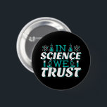 In Science We Trust引用文-先生 缶バッジ<br><div class="desc">科学では我々は引用文を信頼。キュート芸術的でおもしろい、宗教的なツイストの科学引用文。アートは男性または女性の科学先生のための顕微鏡とフラスコ実験装置を持っている。>科学先生評価、化学、生物学または物理ギーク、または科学者おたくの子供のために使用。>カスタマイズ！名前をカスタムする、写真、または文字の追加</div>