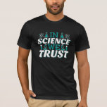 In Science We Trust引用文-先生 Tシャツ<br><div class="desc">科学では我々は引用文を信頼。キュート芸術的でおもしろい、宗教的なツイストの科学引用文。アートは男性または女性の科学先生のための顕微鏡とフラスコ実験装置を持っている。>科学先生評価、化学、生物学または物理ギーク、または科学者おたくの子供のために使用。>カスタマイズ！名前をカスタムする、写真、または文字の追加</div>