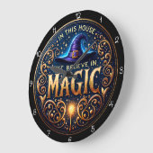 In This House We Believe Magic ラージ壁時計 (傾斜)