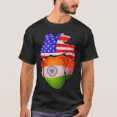 Indian American Split Anatomical Heart With Flags Tシャツ (正面)