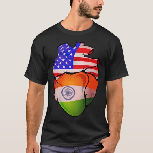 Indian American Split Anatomical Heart With Flags Tシャツ (正面)