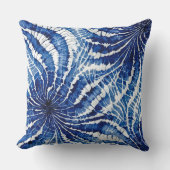 indigo and white abstract tie dye pattern クッション (正面)