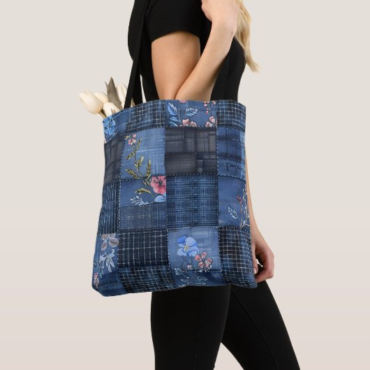 Indigo Floral Patchwork Pattern | Boho Denim トートバッグ (クローズアップ)