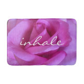 Inhale引用文ホットピンクバラ花写真モダン バスマット (正面)