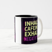 「Inhale Caffeine, Exhale Negtivity」（カフェインを吸い込み、陰性を ツートーンマグカップ (正面右)
