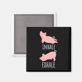 Inhale Exhale Pig Yoga Meditation Workout Exercise マグネット (正面/裏面)
