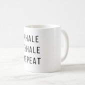 Inhale Exhale Repeat – ジムおもしろいことわざ コーヒーマグカップ (正面右)