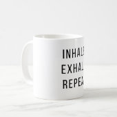 Inhale Exhale Repeat – ジムおもしろいことわざ コーヒーマグカップ (正面左)