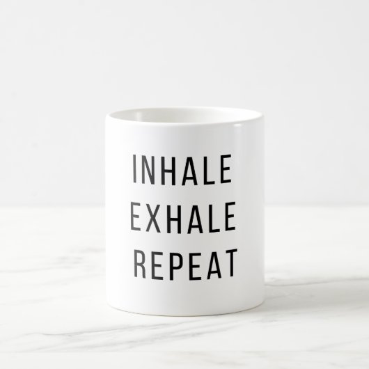 Inhale Exhale Repeat – ジムおもしろいことわざ コーヒーマグカップ (中央)