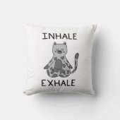Inhale Exhale Yoga Cat クッション (正面)