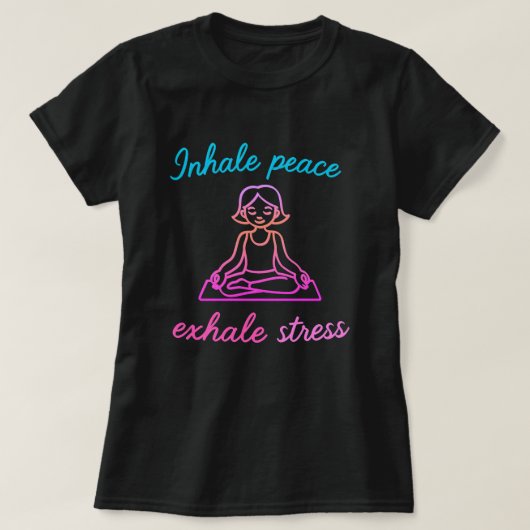 Inhale Peace, Exhale Stress – 安らぎの心ヨガデザイン Tシャツ (デザイン正面)