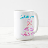 Inhale Peace, Exhale Stress – Calm Mind Yoga Desig コーヒーマグカップ (正面右)
