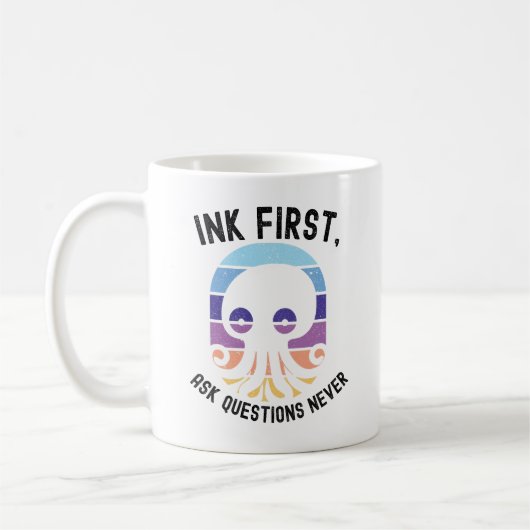 Ink First Ask Questions Never Funny Octopus Retro コーヒーマグカップ (左)