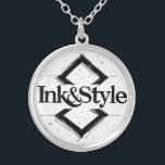 Ink&Style シルバープレートネックレス<br><div class="desc">¡Sé el primero en tenerlo! Presentamos la primera obra oficial de Ink&Style: un diseño único que combina elegancia, trazos artísticos y geometría con carácter. Esta pieza es más que un logo: es una declaración de estilo, creatividad e identidad visual. Ideal para cuadros decorativos, rompecabezas, bolsos, posters o cualquier objeto con...</div>