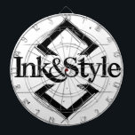 Ink&Style ダーツボード<br><div class="desc">¡Sé el primero en tenerlo! Presentamos la primera obra oficial de Ink&Style: un diseño único que combina elegancia, trazos artísticos y geometría con carácter. Esta pieza es más que un logo: es una declaración de estilo, creatividad e identidad visual. Ideal para cuadros decorativos, rompecabezas, bolsos, posters o cualquier objeto con...</div>