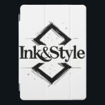 Ink&Style iPad Proカバー<br><div class="desc">¡Sé el primero en tenerlo! Presentamos la primera obra oficial de Ink&Style: un diseño único que combina elegancia, trazos artísticos y geometría con carácter. Esta pieza es más que un logo: es una declaración de estilo, creatividad e identidad visual. Ideal para cuadros decorativos, rompecabezas, bolsos, posters o cualquier objeto con...</div>
