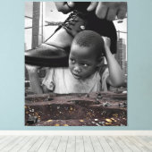 Innocence and Dreams – African Boy with Shoe キャンバスプリント (インサイチュ (ウッドフロア))