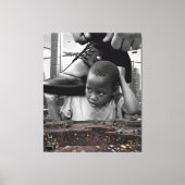 Innocence and Dreams – African Boy with Shoe キャンバスプリント (正面)