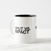 Input vs. Impact Large Minimalist ツートーンマグカップ (正面左)