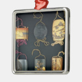 Inroの例、19世紀 メタルオーナメント (左)