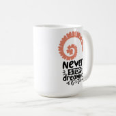 Inspirational "Never Stop Dreaming" Motivational コーヒーマグカップ (正面右)