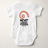 Inspirational "Never Stop Dreaming" Motivational ベビーボディスーツ (裏面)