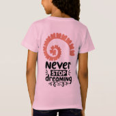 Inspirational "Never Stop Dreaming" Motivational Tシャツ (裏面)