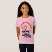 Inspirational "Never Stop Dreaming" Motivational Tシャツ (正面フル)