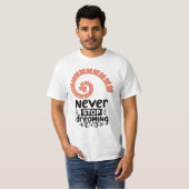Inspirational "Never Stop Dreaming" Motivational Tシャツ (正面フル)