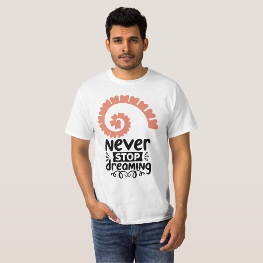 Inspirational "Never Stop Dreaming" Motivational Tシャツ (正面フル)