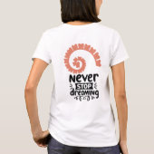 Inspirational "Never Stop Dreaming" Motivational Tシャツ (裏面)