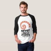Inspirational "Never Stop Dreaming" Motivational Tシャツ (正面フル)