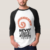 Inspirational "Never Stop Dreaming" Motivational Tシャツ (正面)
