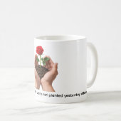 Inspirational Rose in Caring Hands コーヒーマグカップ (正面右)