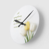 Inspirational White and Yellow Tulip ラウンド壁時計 (傾斜)