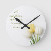 Inspirational White and Yellow Tulip ラウンド壁時計 (正面)
