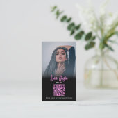 Instagram編み髪ホットピンクと黒のQRコード 名刺 (スタンド正面)