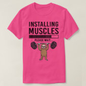 Installing Muscles please wait Funny Gym Sloth Tシャツ (デザイン正面)