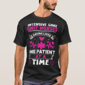 Intensive Care Unit Nurses Saving Lives Tシャツ (正面)