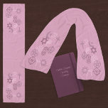 Interfaith Minister Stourd (Pink) スカーフ<br><div class="desc">ピンク色の濃い色合いの美しいスカーフに宗教のシンボル違うと背景の迷路が付いている。宗教間の大臣が儀式のストールとして使用するのに適している。</div>